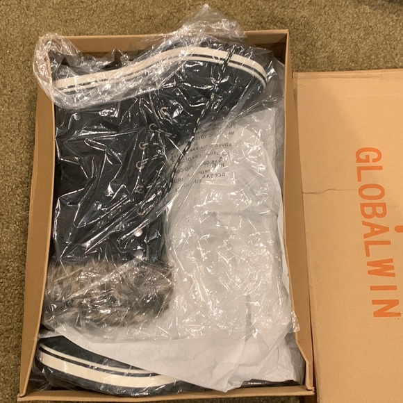 New in box Cute Snow/rain boots - Picture 3 of 7